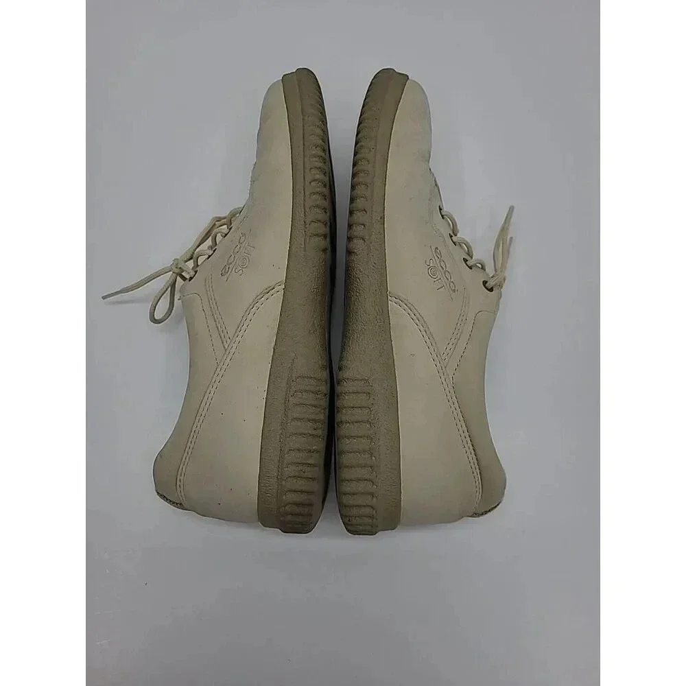 Ecco details gently